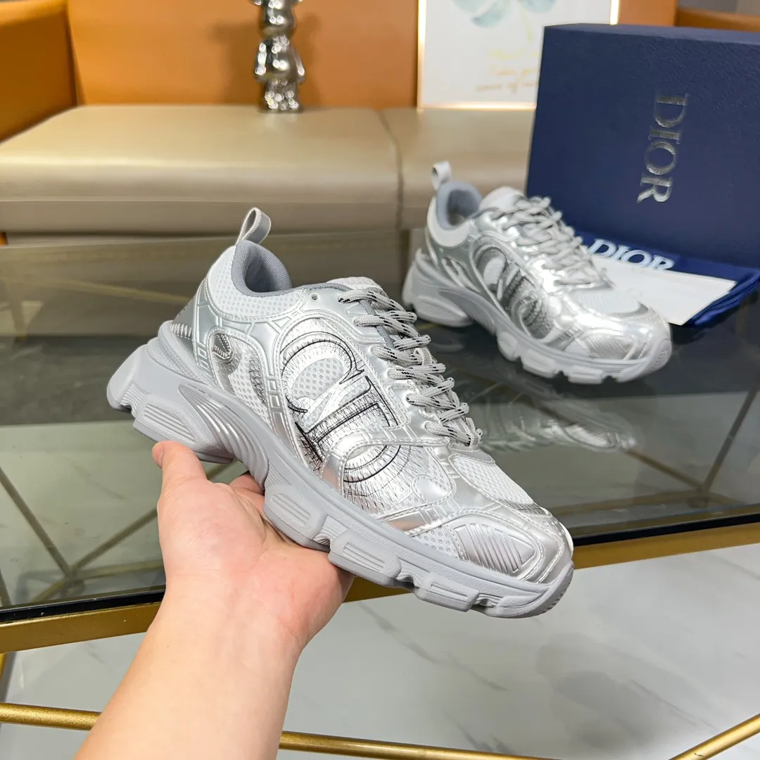 P500 Dior Chrono sneakers are a new product of the 2024 autumn ready-to-wear series, reinterpreting running shoes with Dior's haute couture style. Crafted from beige mesh with laminated leather-effect panels in gold and silver tones, it's highlighted by CD logos on the sides, a star patch on the tongue and a Dior logo on the heel. Featuring tri-color laces, a lightweight sole and star embellishments for a casual look for any season. Size: Female size 35-41 (Female size 41 and 42 can be customized) Male size 39-44 (45/46 can be customized) Color: white, pink, gold, silver, black